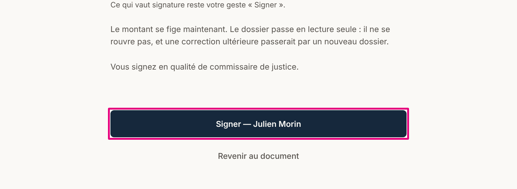 Le pied de la confirmation « Signer ce procès-verbal ? » : « Le montant se fige maintenant. Le dossier passe en lecture seule… », « Vous signez en qualité de commissaire de justice. », le bouton « Signer — » suivi du nom, encadré, et « Revenir au document ».
