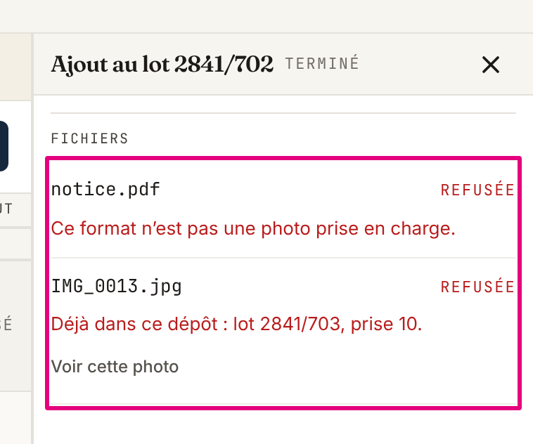 L’atelier d’un dépôt : le « + » au bout de la ligne d’un lot (1) et, à droite, le volet « Ajout au lot … » (2), où deux envois sont refusés, l’un parce que son format n’est pas une photo prise en charge, l’autre parce qu’il est déjà dans le dépôt, avec « Voir cette photo ».