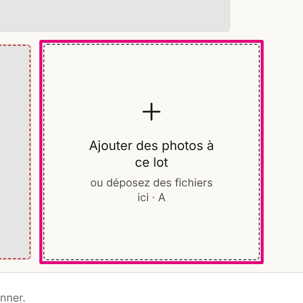 La revue d’un lot : après sa dernière photo, une case en tirets « Ajouter des photos à ce lot », « ou déposez des fichiers ici · A ».