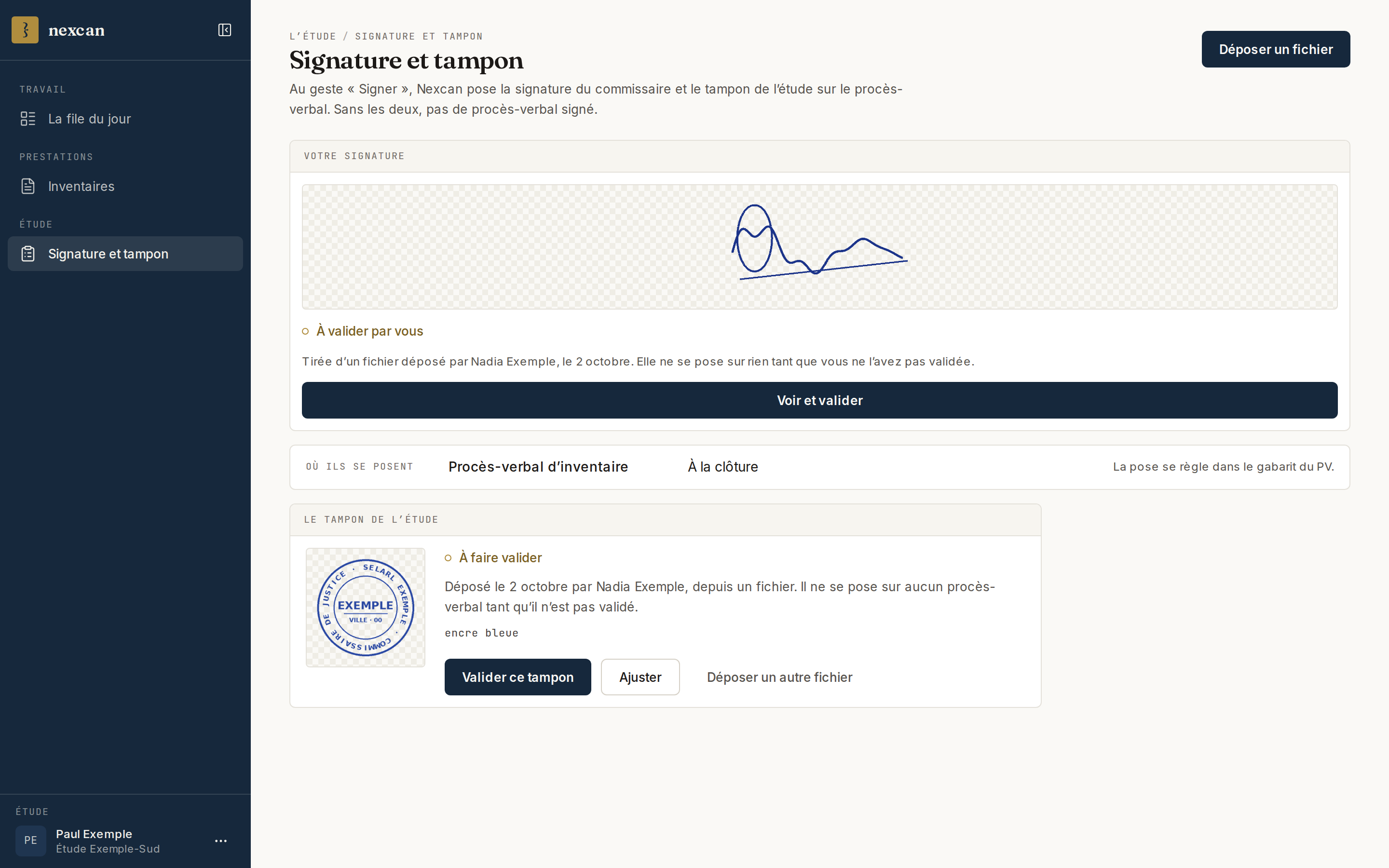 La page Signature et tampon vue par un commissaire : sa signature à valider, et le tampon de l’étude à faire valider avec « Valider ce tampon », « Ajuster » et « Déposer un autre fichier ».